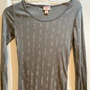 Gray arrow long sleeve tee